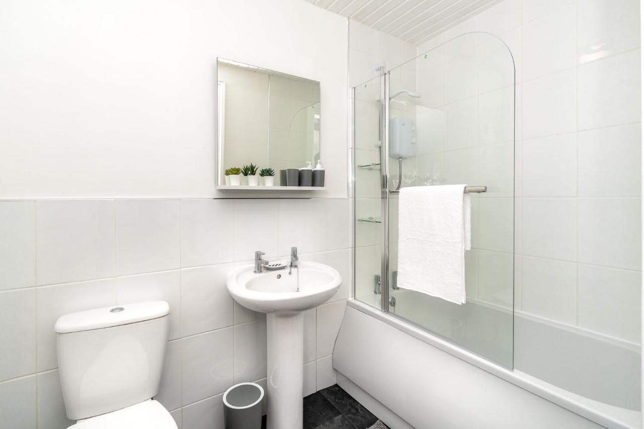 Cosy Retreat - Charming 2-Bed Apartment Гринок Экстерьер фото