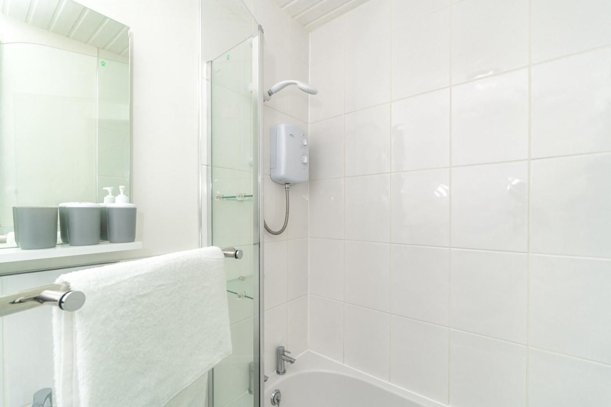 Cosy Retreat - Charming 2-Bed Apartment Гринок Экстерьер фото