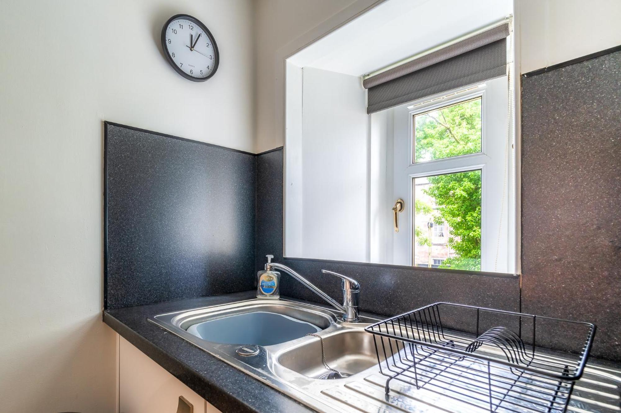 Cosy Retreat - Charming 2-Bed Apartment Гринок Экстерьер фото